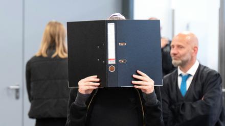 Die Angeklagte Lina E. im Prozess vor dem Oberlandesgericht Dresden.