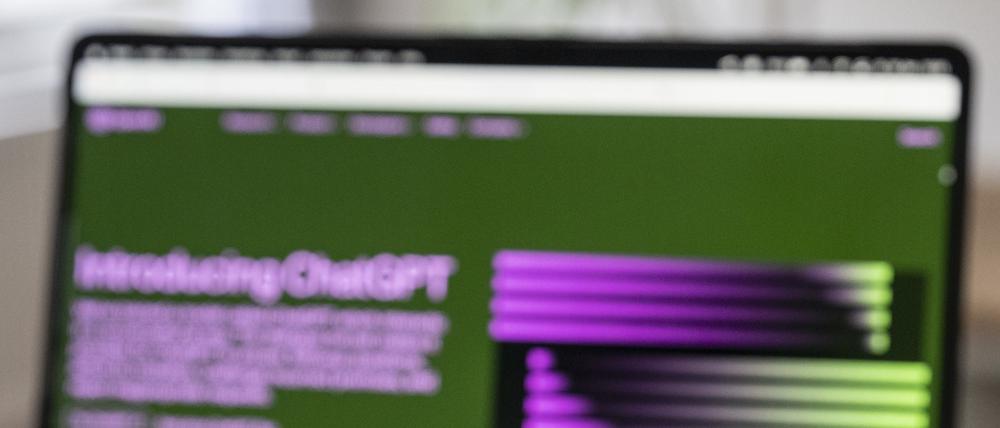 Auf einem Laptop ist die Webseite des Unternehmens OpenAI geöffnet. 