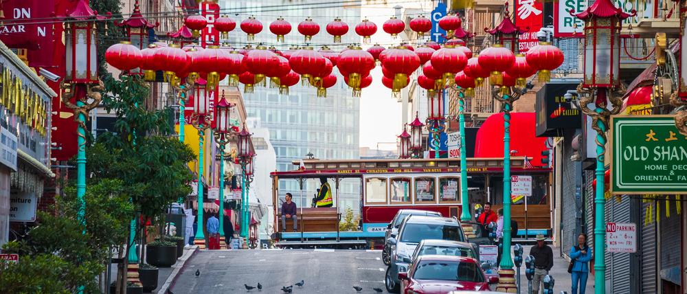 Cable Car und Lichterketten: Mehr Lokalkolorit geht nicht in San Francisco.