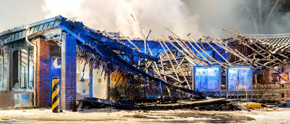 Großbrand in einem Supermarkt im Berliner Stadtteil Friedrichshagen.