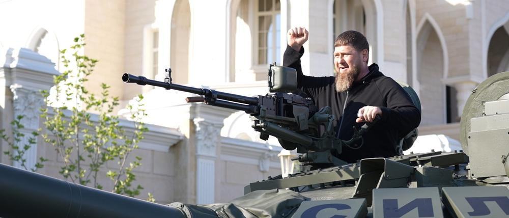 Ramsan Kadyrow im Panzer. 
