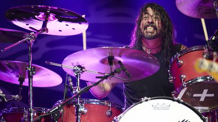 ARCHIV - 03.09.2022, Großbritannien, London: Dave Grohl, Frontman der Foo Fighters, spielt am Schlagzeug auf einer Bühne im Wembley Stadion. Das neue Album der US-Rockband, «But Here We Are», erscheint am 2. Juni. (zu dpa "Die Foo Fighters und ihre musikalische Reise durch die Trauer") Foto: Scarlet Page/Mbc/PA Media/dpa - ACHTUNG: Nur zur redaktionellen Verwendung und nur mit vollständiger Nennung des vorstehenden Credits +++ dpa-Bildfunk +++