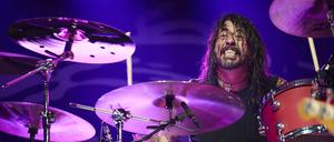 ARCHIV - 03.09.2022, Großbritannien, London: Dave Grohl, Frontman der Foo Fighters, spielt am Schlagzeug auf einer Bühne im Wembley Stadion. Das neue Album der US-Rockband, «But Here We Are», erscheint am 2. Juni. (zu dpa "Die Foo Fighters und ihre musikalische Reise durch die Trauer") Foto: Scarlet Page/Mbc/PA Media/dpa - ACHTUNG: Nur zur redaktionellen Verwendung und nur mit vollständiger Nennung des vorstehenden Credits +++ dpa-Bildfunk +++