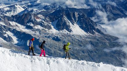 Drei Bergsteiger auf dem Montblanc.