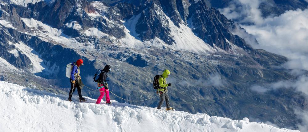 Drei Bergsteiger auf dem Montblanc.