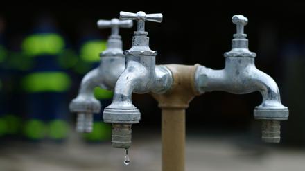Wasser tropft.