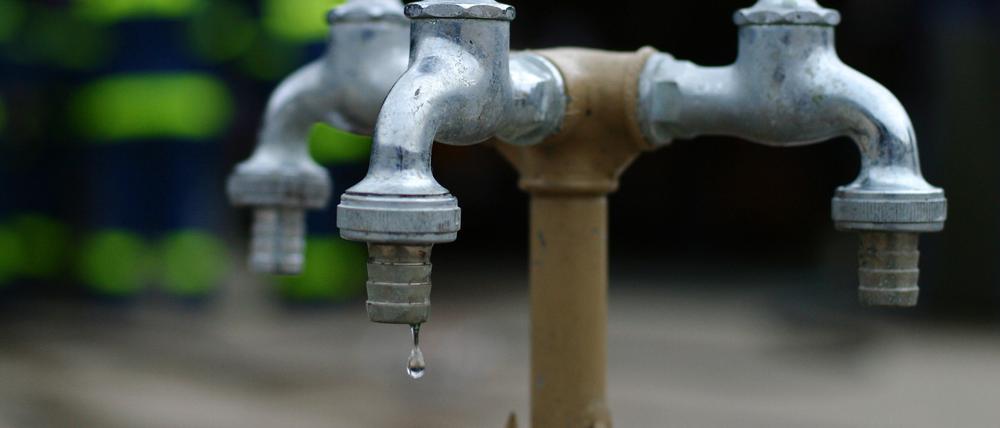 Wasser tropft.