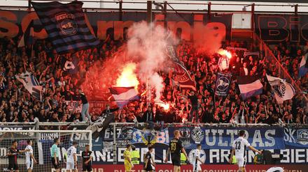 Randale beim Relegationsspiel in Wiesbaden gegen Arminia Bielefeld.