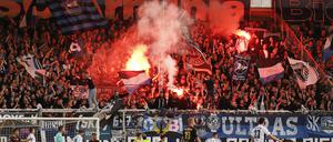 Randale beim Relegationsspiel in Wiesbaden gegen Arminia Bielefeld.