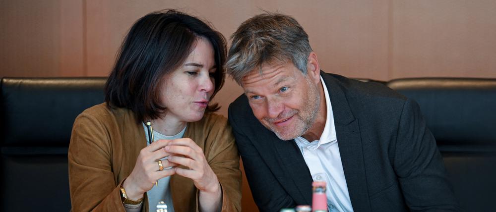 Halten bei „fiesem“ Gegenwind zusammen: Annalena Baerbock und Robert Habeck.