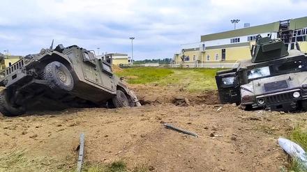 HANDOUT - 23.05.2023, Russland, Belgorod: Auf diesem Bild aus einem vom Pressedienst des russischen Verteidigungsministeriums veröffentlichten Video sind beschädigte gepanzerte Militärfahrzeuge nach Kämpfen zu sehen. Die russische Region Belgorod an der Grenze zur Ukraine ist laut Behörden mit einer «großen Zahl» von Drohnen angegriffen worden. Foto: ---/Russian Defense Ministry Press Service/AP/dpa - ACHTUNG: Nur zur redaktionellen Verwendung und nur mit vollständiger Nennung des vorstehenden Credits +++ dpa-Bildfunk +++