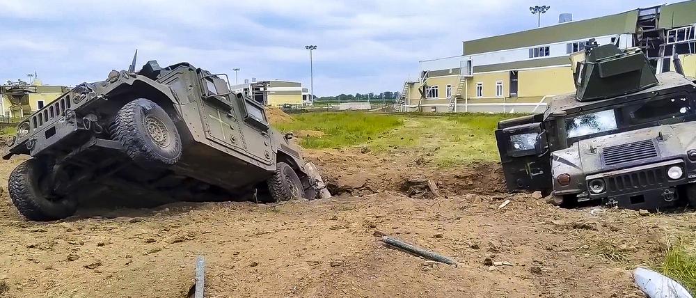 Auf diesem Bild aus einem vom Pressedienst des russischen Verteidigungsministeriums veröffentlichten Video sind beschädigte gepanzerte Militärfahrzeuge nach Kämpfen zu sehen (Symbolbild).