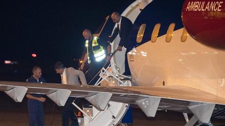 Massud Mossaheb (2. v. l.) und Kamran Ghaderi (2. v. r.) steigen auf dem Militärflughafen Melsbroek in Belgien aus dem Flugzeug.