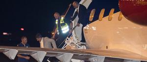 Massud Mossaheb (2. v. l.) und Kamran Ghaderi (2. v. r.) steigen auf dem Militärflughafen Melsbroek in Belgien aus dem Flugzeug.