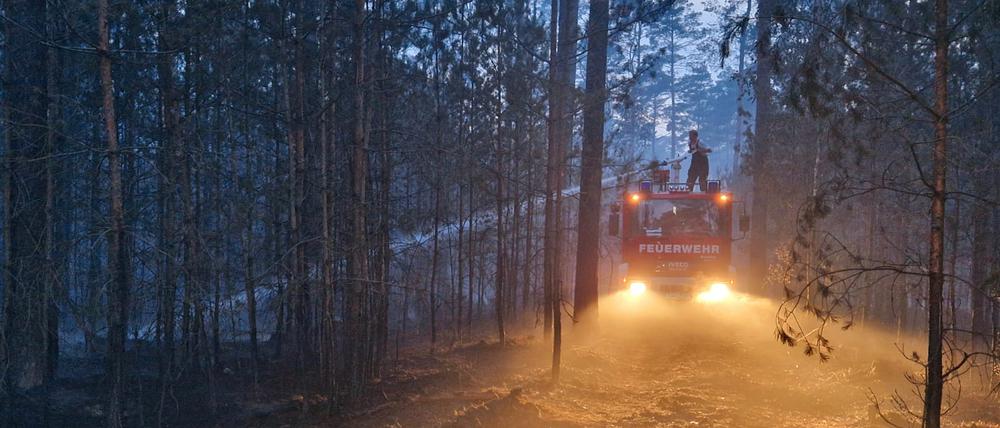 Die Feuerwehr bei Löscharbeiten in Joachimsthal bei Barnim (Symbolbild).