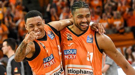Yago Mateus dos Santos und Bruno Caboclo feiern Ulms Finaleinzug. Nach drei Spielen gegen den FC Bayern hieß 3:0 für den Außenseiter.