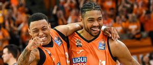 Yago Mateus dos Santos und Bruno Caboclo feiern Ulms Finaleinzug. Nach drei Spielen gegen den FC Bayern hieß 3:0 für den Außenseiter.