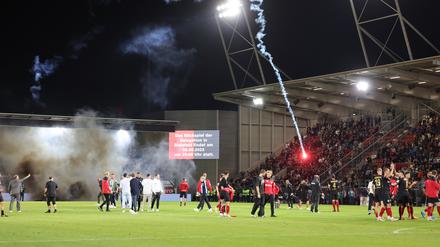 21 Minuten lang war das Spiel in Wiesbaden nach Böllerwürfen von Bielefelder Fans unterbrochen, ehe es doch noch zu Ende gebracht werden konnte.