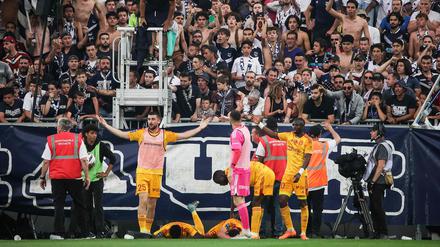 Lucas Buades traf erst und wurde dann von einem Fan umgestoßen.