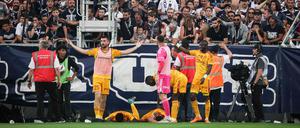 Lucas Buades traf erst und wurde dann von einem Fan umgestoßen.