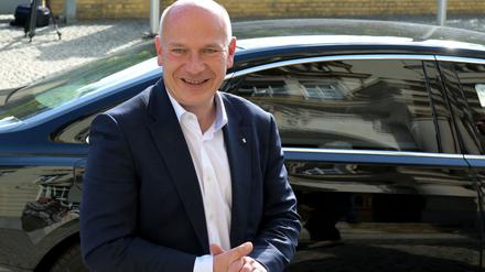 Kai Wegner (CDU), Regierender Bürgermeister von Berlin, auf dem Weg zum Kollegen Ministerpräsidenten Dietmar Woidke in Potsdam.