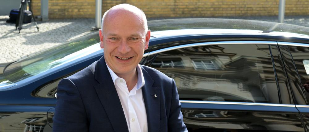 Kai Wegner (CDU), Regierender Bürgermeister von Berlin, auf dem Weg zum Kollegen Ministerpräsidenten Dietmar Woidke in Potsdam.