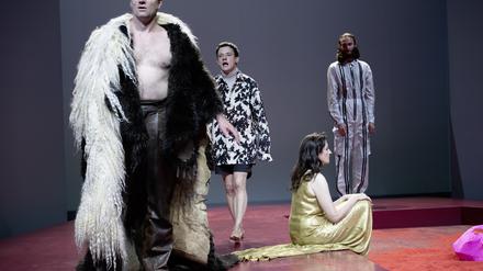 v.l. Oliver Kraushaar als Theseus, Paul Zichner, Constanze Becker als Phädra und Maximilian Diehle.