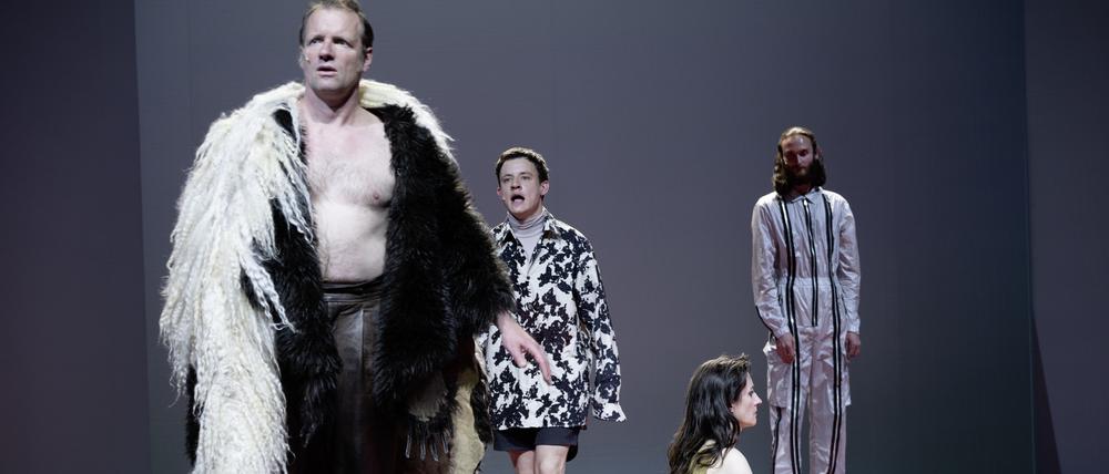 v.l. Oliver Kraushaar als Theseus, Paul Zichner, Constanze Becker als Phädra und Maximilian Diehle.