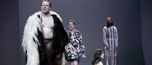 v.l. Oliver Kraushaar als Theseus, Paul Zichner, Constanze Becker als Phädra und Maximilian Diehle.