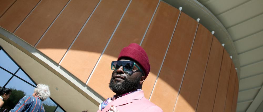 Der neue Intendant Bonaventure Soh Bejeng Ndikung vor dem Haus der Kulturen der Welt.