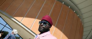 Der neue Intendant Bonaventure Soh Bejeng Ndikung vor dem Haus der Kulturen der Welt.