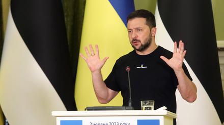 Der ukrainische Präsident Wolodymyr Selenskyj (links)  und der Bürgermeister der Hauptstadt Kiew, Vitali Klitschko, sind politische Rivalen. 