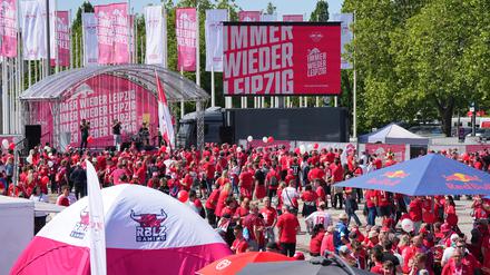 Fans von RB Leipzig feiern vor dem Spiel beim Fanfest auf dem Berliner Hammerskjöldplatz.