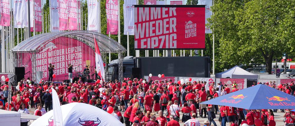 Fans von RB Leipzig feiern vor dem Spiel beim Fanfest auf dem Berliner Hammerskjöldplatz.