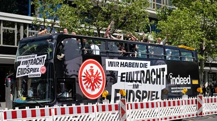 RB Leipzig - Eintracht Frankfurt. Bevor das Spiel beginnt, sind Eintracht-Frankfurt-Fans sind mit einem Bus unterwegs.