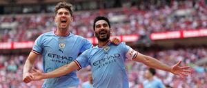 Ilkay Gündogan (r.) feierte mit Manchester City große Erfolge.