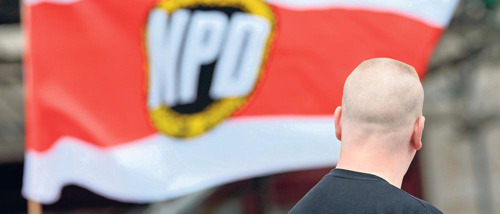 Ein Unterstützer der NPD steht am 17.06.2012 mit einem Shirt mit der Aufschrift «Deutschland» bei einer NPD-Kundgebung am Strausberger Platz in Berlin.