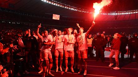 Jubel nach Abpfiff: 80. Finale um den DFB-Pokal in Berlin, RB Leipzig – Eintracht Frankfurt, v. l. Benjamin Henrichs (RB Leipzig), Mohamed Simakan (RB Leipzig), Christopher Nkunku (RB Leipzig), Marcel Halstenberg (RB Leipzig), Dominik Szoboszlai (RB Leipzig) mit Bengalo.