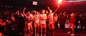Jubel nach Abpfiff: 80. Finale um den DFB-Pokal in Berlin, RB Leipzig – Eintracht Frankfurt, v. l. Benjamin Henrichs (RB Leipzig), Mohamed Simakan (RB Leipzig), Christopher Nkunku (RB Leipzig), Marcel Halstenberg (RB Leipzig), Dominik Szoboszlai (RB Leipzig) mit Bengalo.