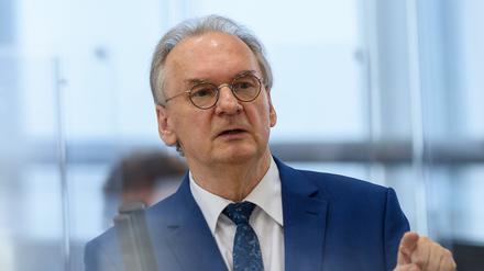 Reiner Haseloff (CDU), Ministerpräsident des Landes Sachsen-Anhalt, spricht im Plenarsaal des Landtages zu den Abgeordneten.