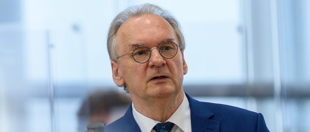 Reiner Haseloff (CDU), Ministerpräsident des Landes Sachsen-Anhalt, spricht im Plenarsaal des Landtages zu den Abgeordneten.