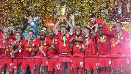 Die Mannschaft feiert ihren Triumph.