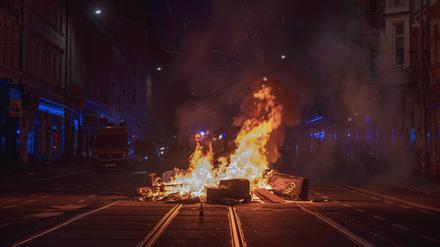 Protest am „Tag X“: Eine brennende Barrikade in Leipzig. 