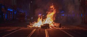 Protest am „Tag X“: Eine brennende Barrikade in Leipzig. 