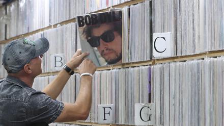 Ein Kunde zieht in einem Plattenladen in Seoul Bob Dylans Album „Infidels“  aus dem Regal.