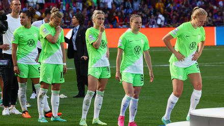 Bitterer Moment. Wolfsburgs Fußballerinnen bei der Siegerehrung, bei der sich nur die Gegnerinnen wirklich wie Sieger fühlen durften.