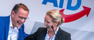Die beiden Parteivorsitzenden der AfD, Alice Weidel und Tino Chrupalla, sind bester Laune. Denn die rechte Partei steht in der Gunst bei deutschen Wählern laut aktuellen Umfragen gerade weit oben.