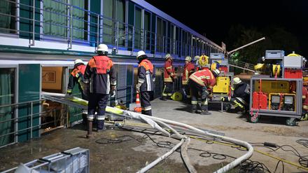 Bis in die Morgenstunden pumpten rund 160 Einsatzkräfte von Feuerwehr und THW Wasser aus dem Schiff.