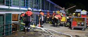 Bis in die Morgenstunden pumpten rund 160 Einsatzkräfte von Feuerwehr und THW Wasser aus dem Schiff.