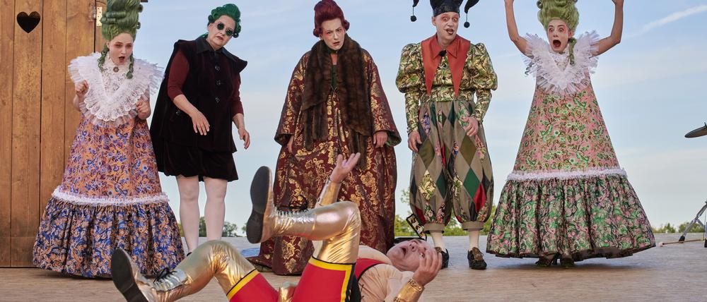 Eine Szene aus dem Stück „Wie es euch gefällt“ von William Shakespeare in der Aufführung des Hans Otto Theaters.
